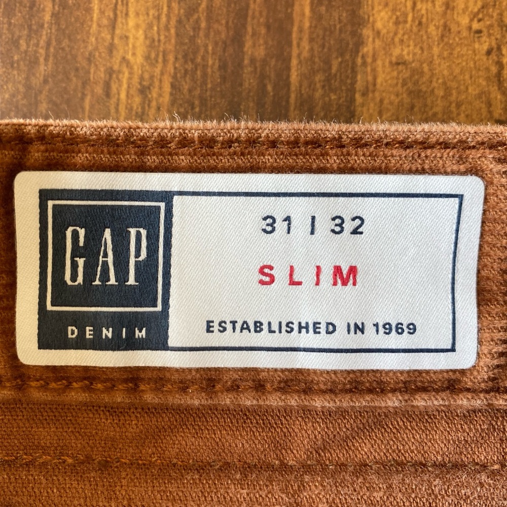 Gap slim corduroy pants // 31 waist, 32 inseam